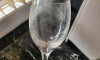 Pete albe pe pahare și baterii? Ce este apa dură și cum îți afectează casa?